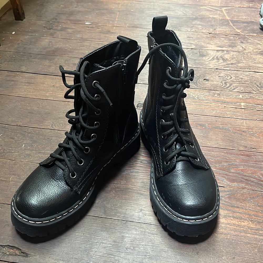 Black boots size 6!